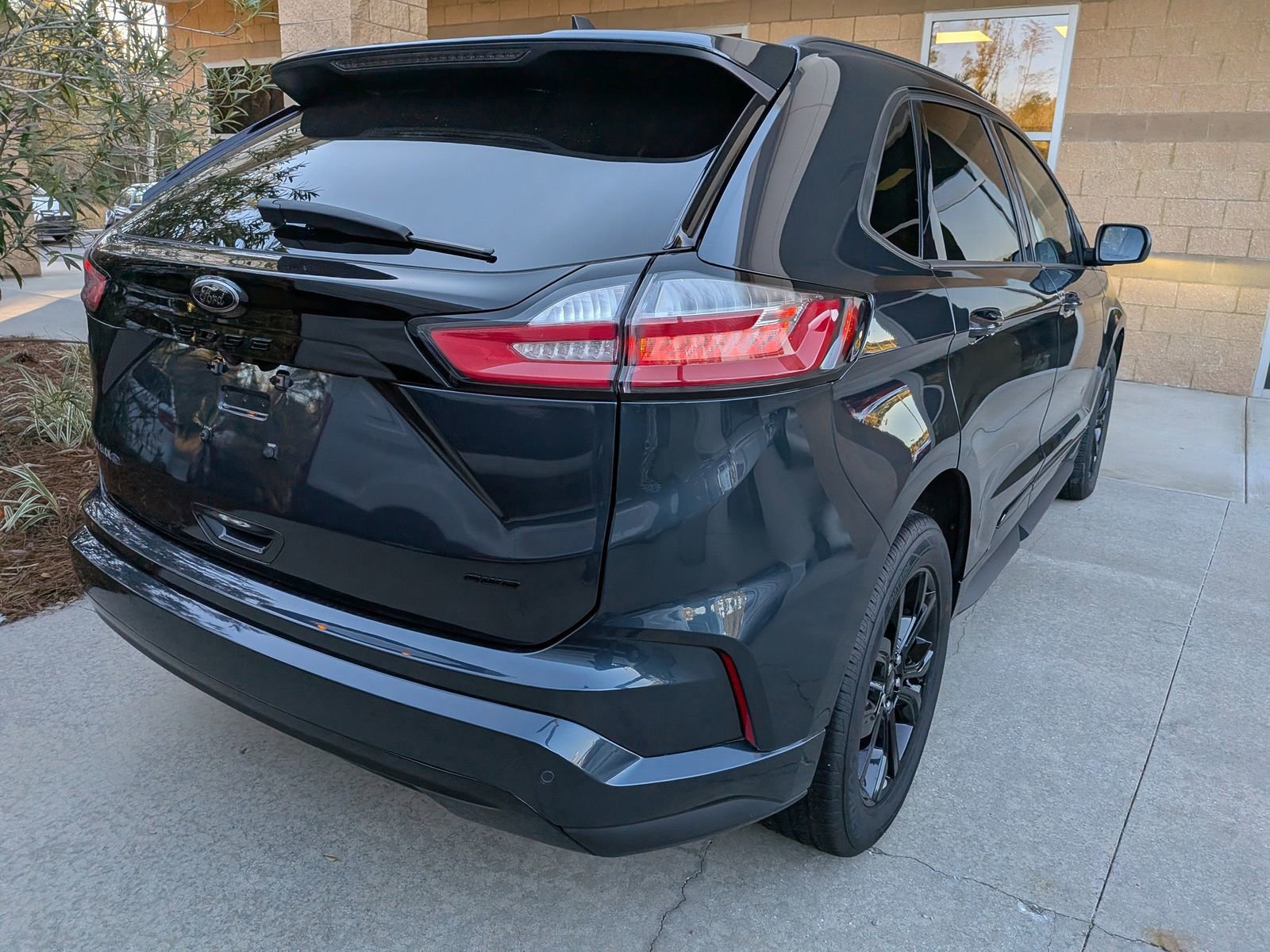 Certified 2024 Ford Edge SE w/ Black Appearance Package image 6