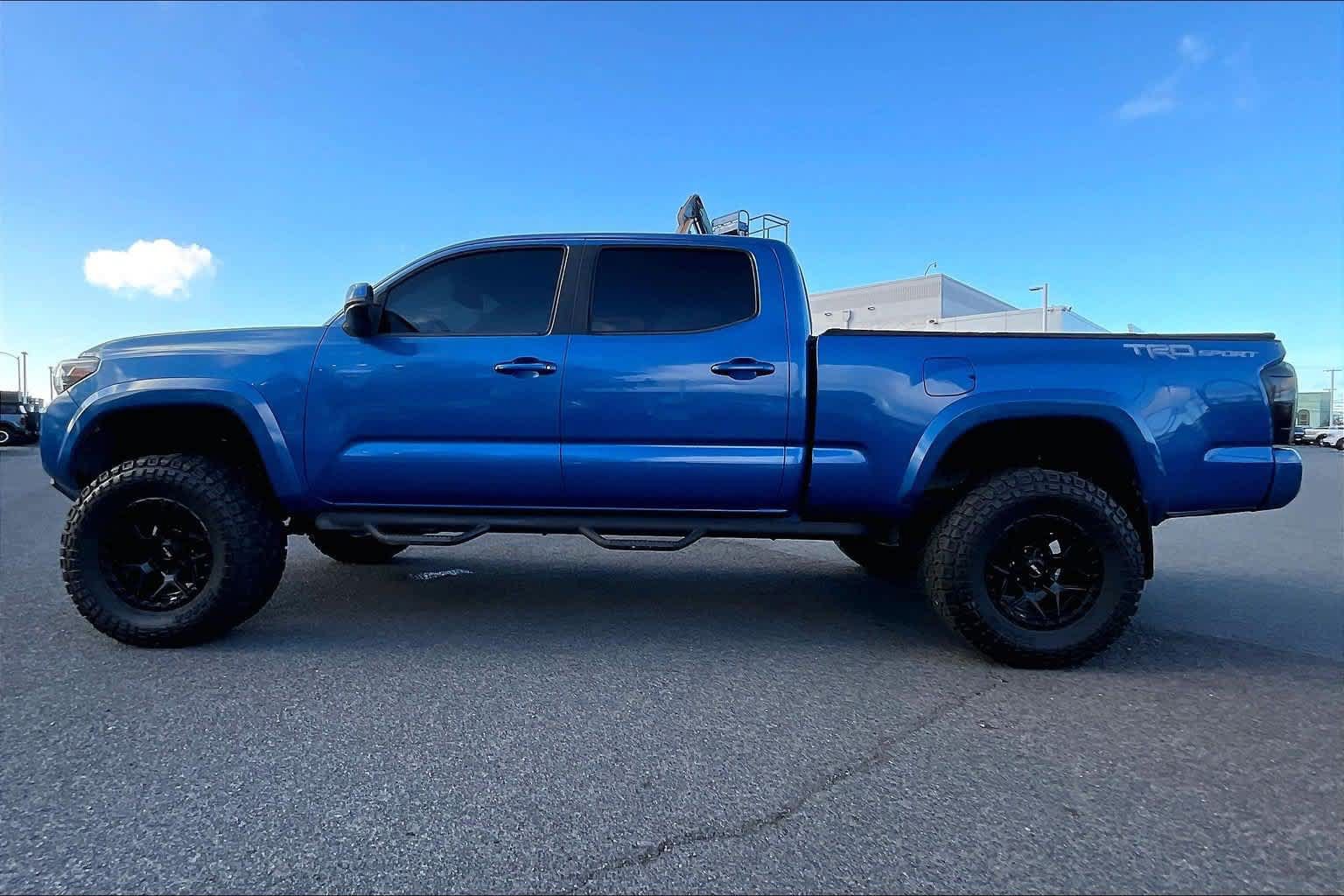 Used 2017 Toyota Tacoma TRD Sport RWD image 3