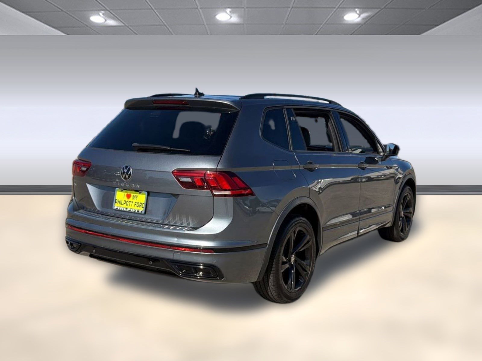 Used 2023 Volkswagen Tiguan SE R-Line image 8