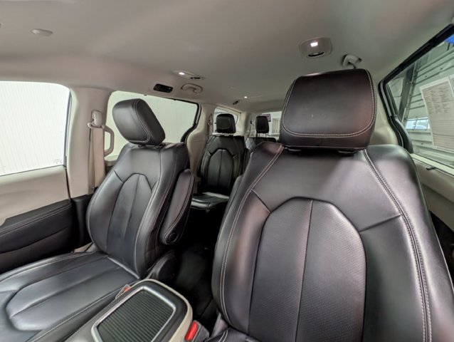 Used 2023 Chrysler Pacifica Touring-L FWD image 12