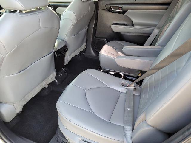 Used 2022 Toyota Highlander XLE AWD/4WD image 12