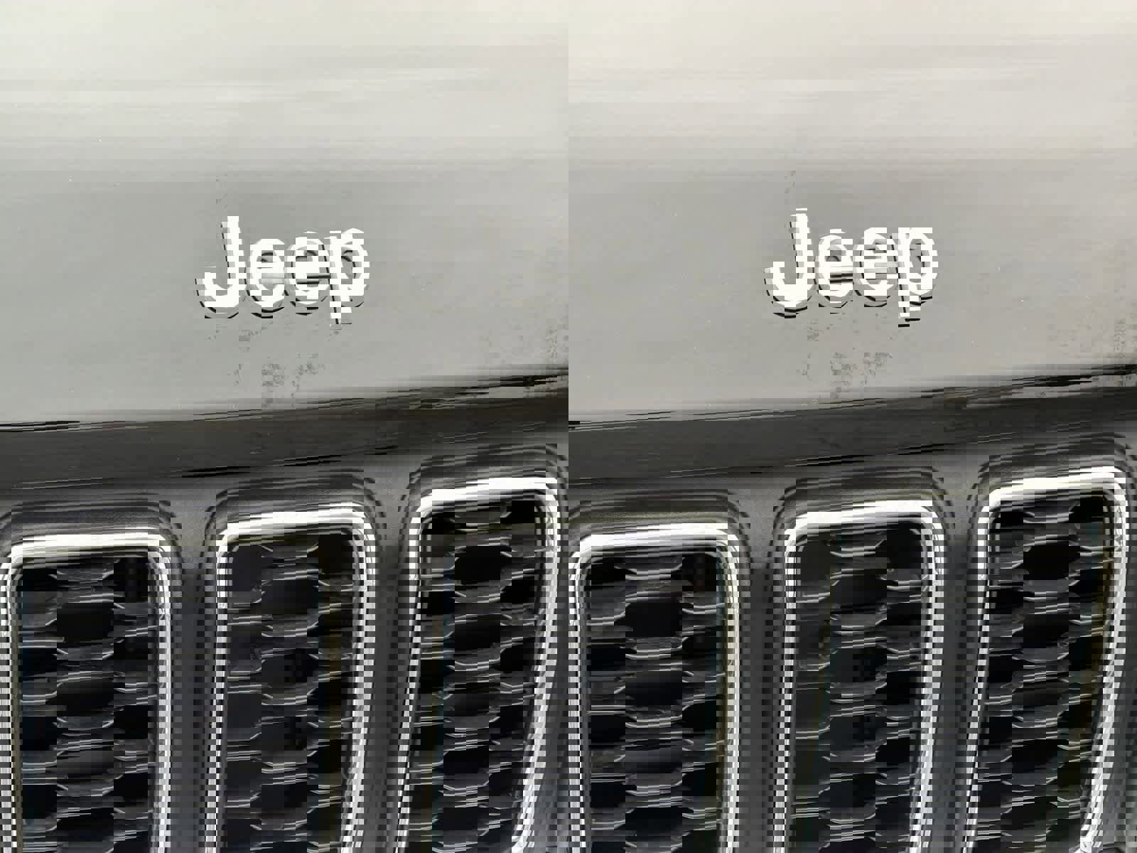 Used 2025 Jeep Grand Cherokee Laredo X image 12