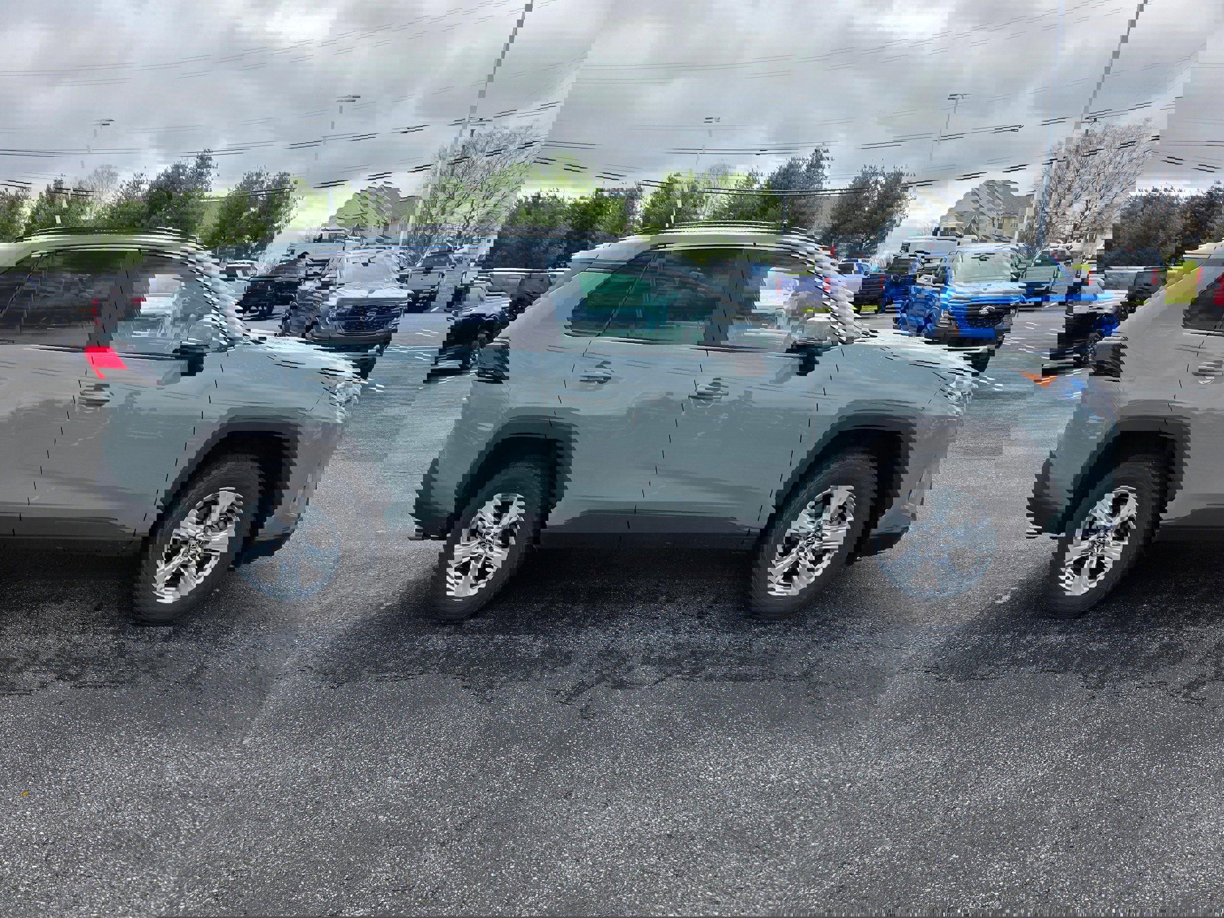 Used 2020 Toyota RAV4 XLE w/ Convenience Package AWD/4WD image 2