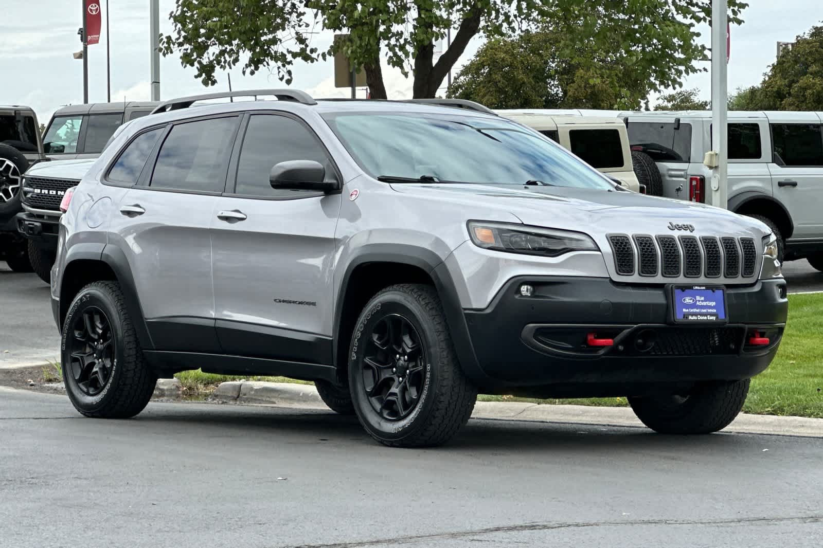 Used 2019 Jeep Cherokee Trailhawk AWD/4WD image 9