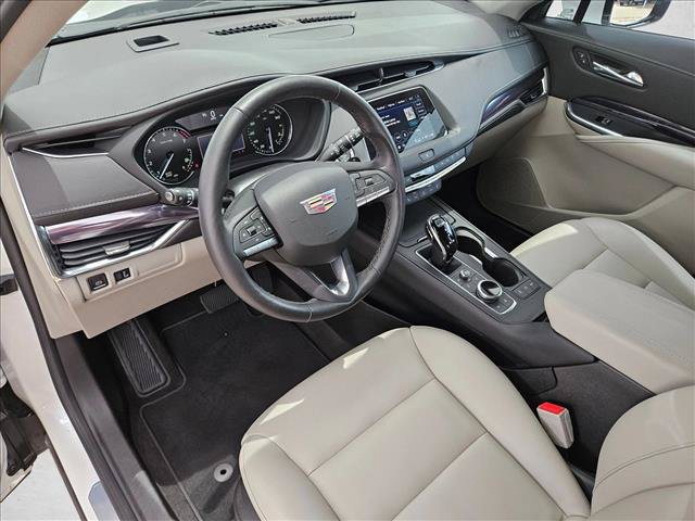 Used 2022 Cadillac XT4 Luxury w/ Cold Weather Package FWD image 10