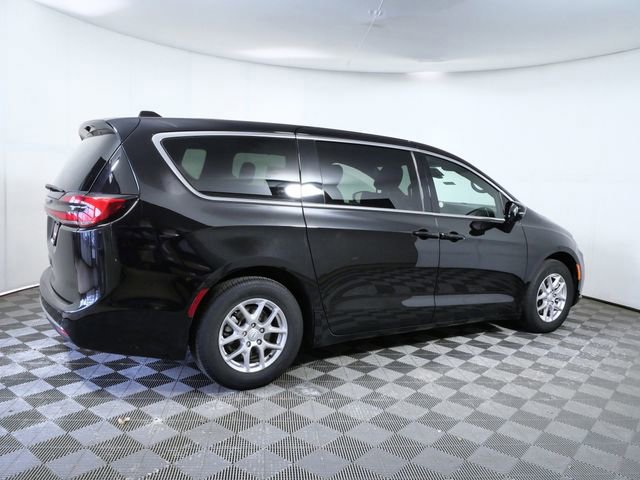 Used 2025 Chrysler Pacifica Select image 4