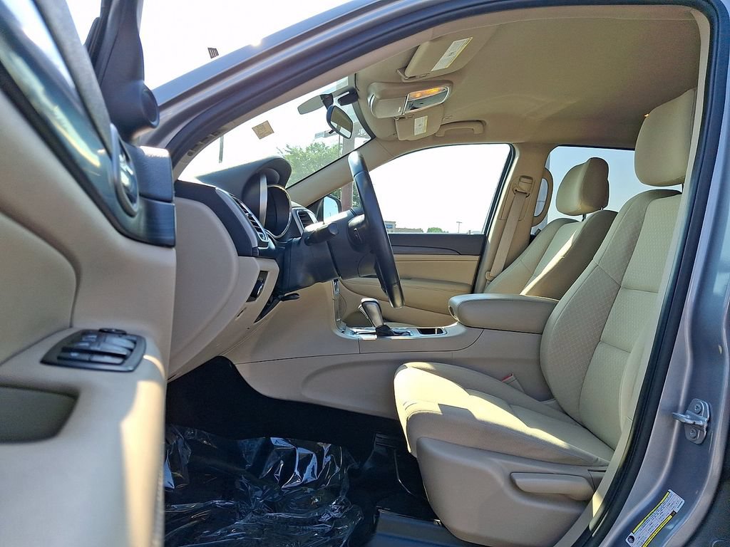 Used 2019 Jeep Grand Cherokee Laredo AWD/4WD image 13