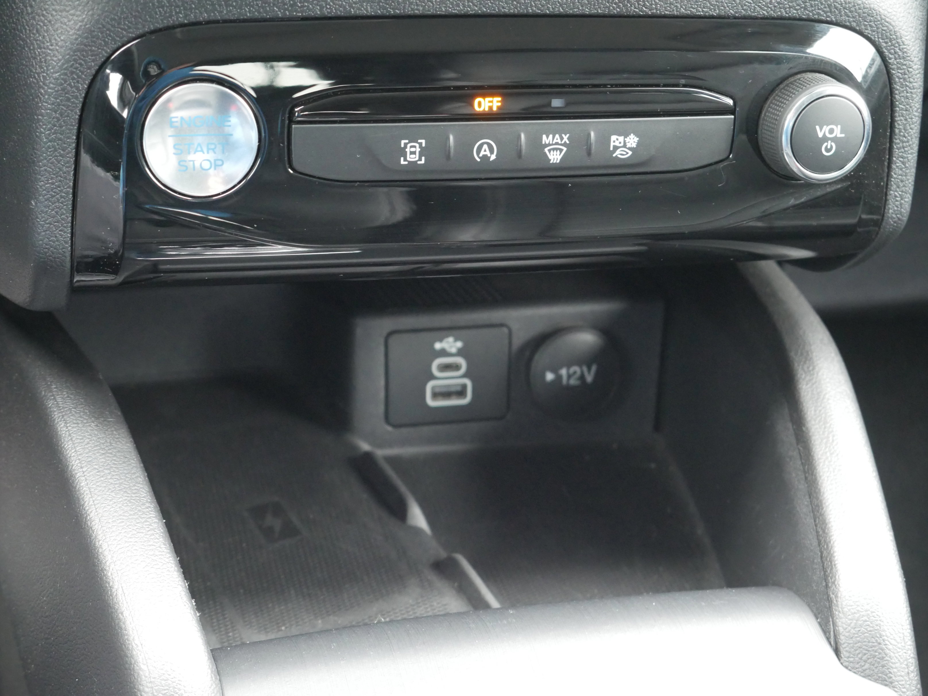 Certified 2025 Ford Escape Platinum AWD/4WD image 18