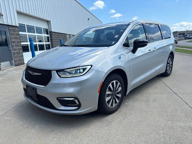 Used 2024 Chrysler Pacifica Limited FWD image 2