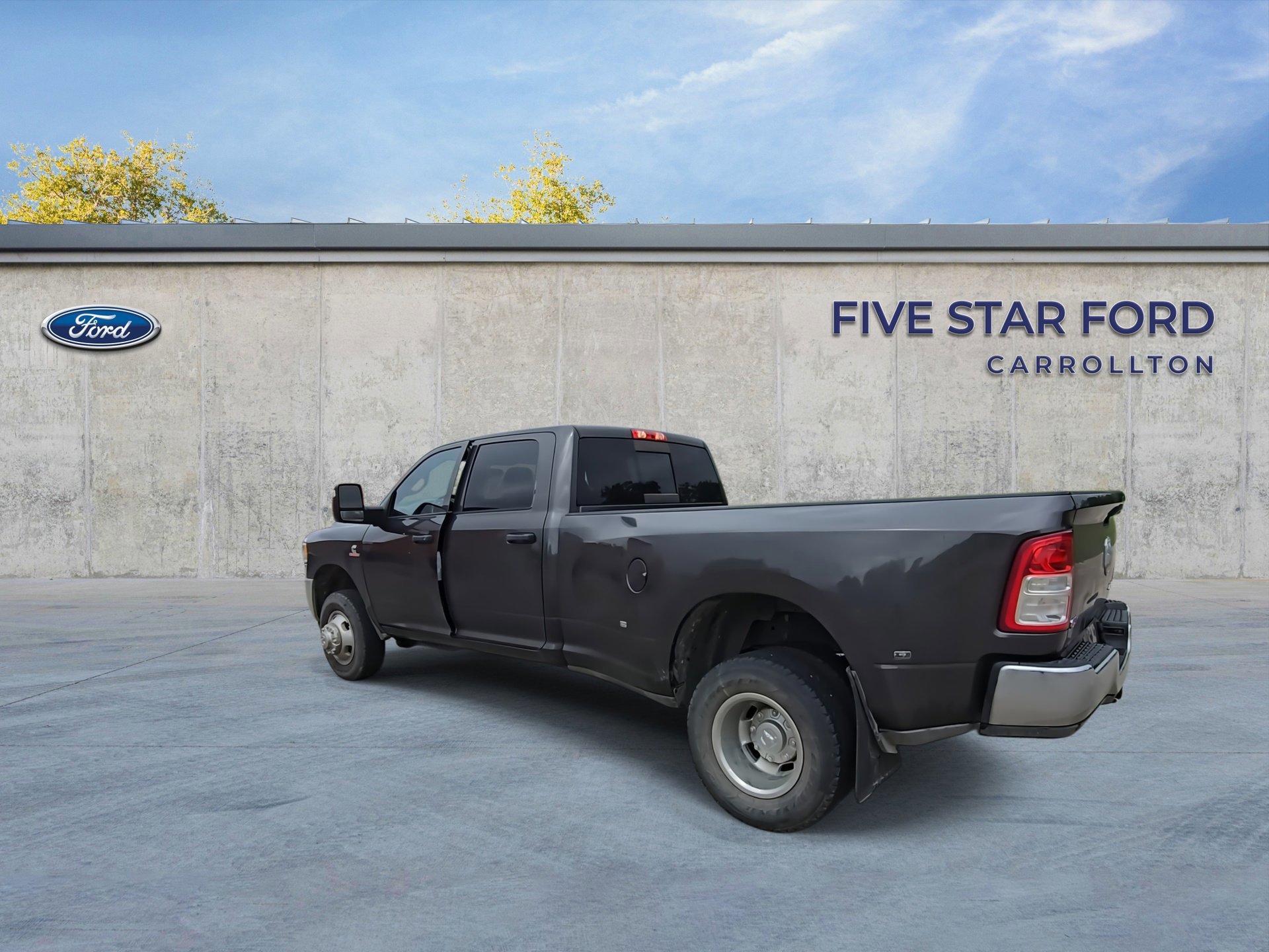 Used 2024 RAM 3500 Tradesman w/ Chrome Appearance Group image 3