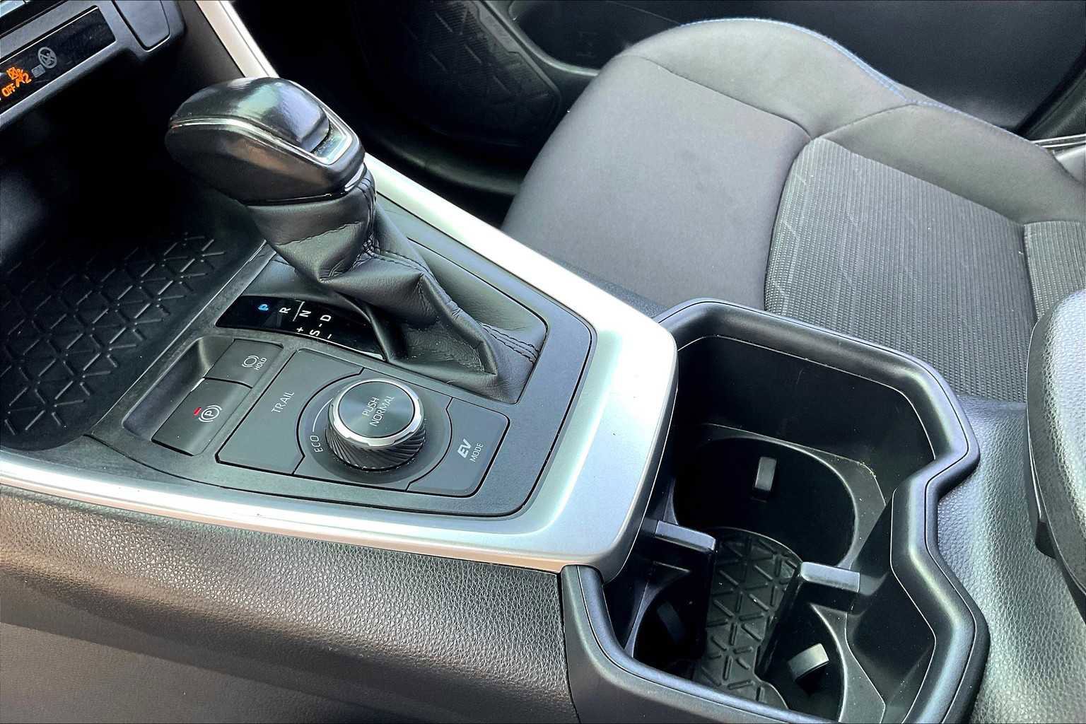 Used 2024 Toyota RAV4 SE image 14