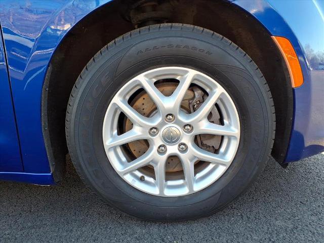 Used 2020 Chrysler Pacifica Touring-L image 19