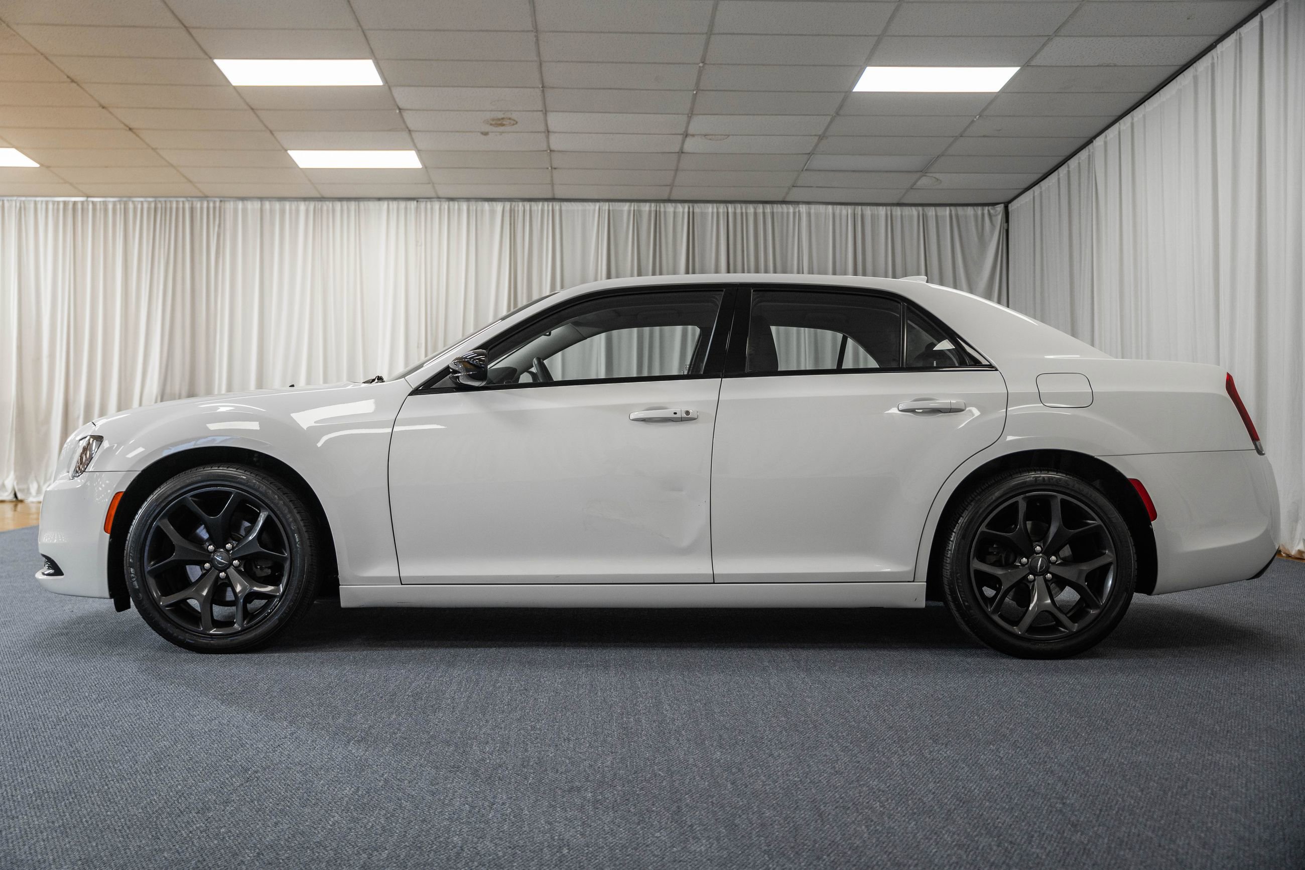 Used 2021 Chrysler 300 Touring w/ Sport Appearance Package image 5