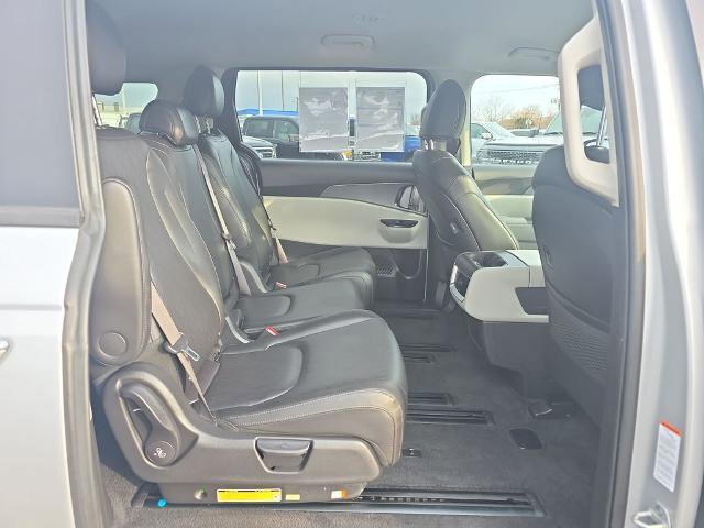 Used 2023 Kia Carnival LX image 32