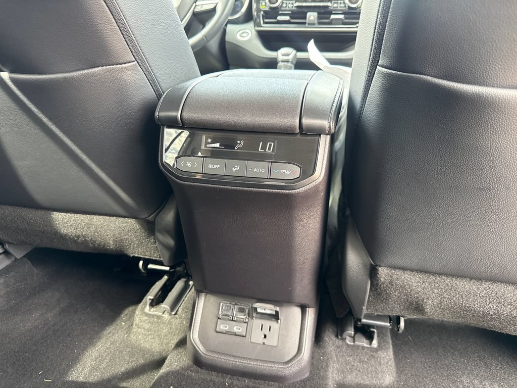 Used 2023 Toyota Highlander Limited AWD/4WD image 28