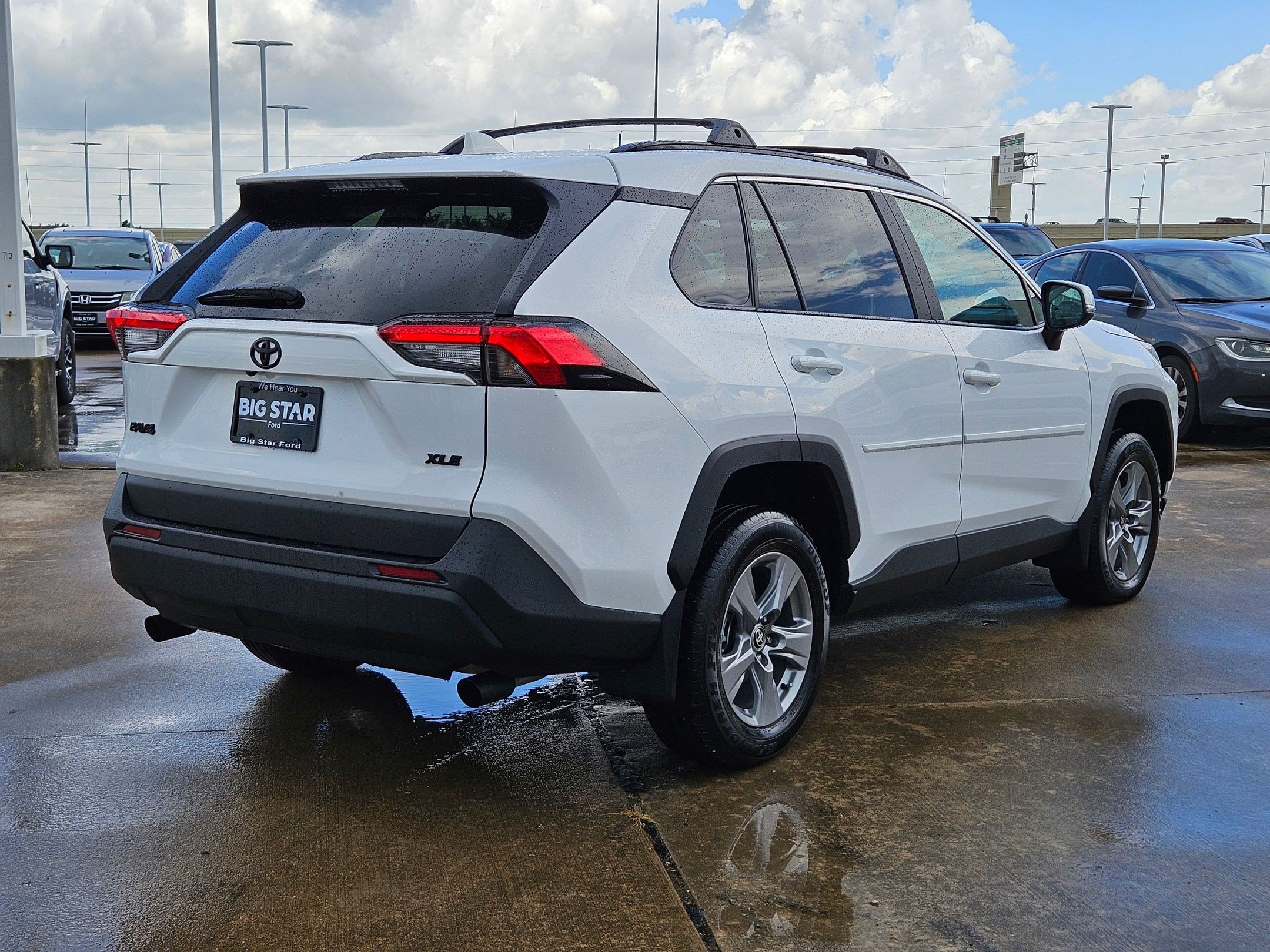 Used 2025 Toyota RAV4 XLE w/ Convenience Package FWD image 3