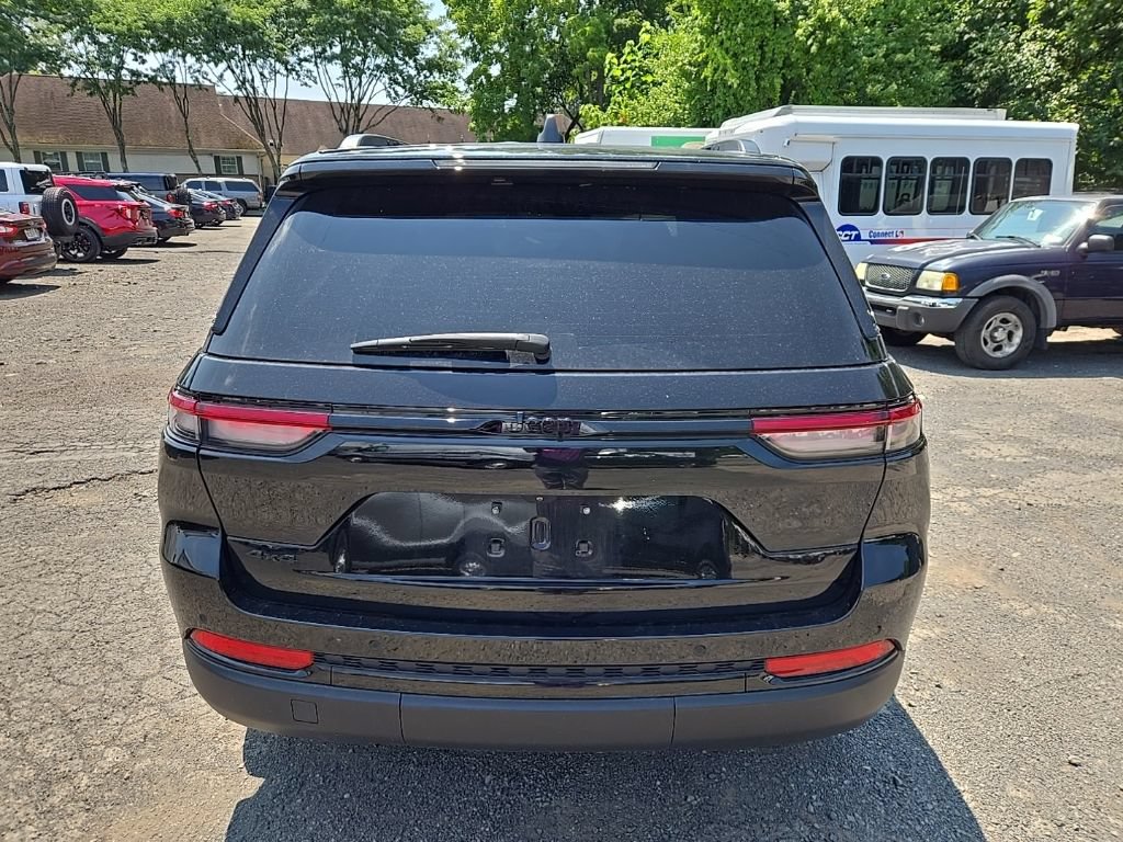 Used 2024 Jeep Grand Cherokee Altitude AWD/4WD image 6