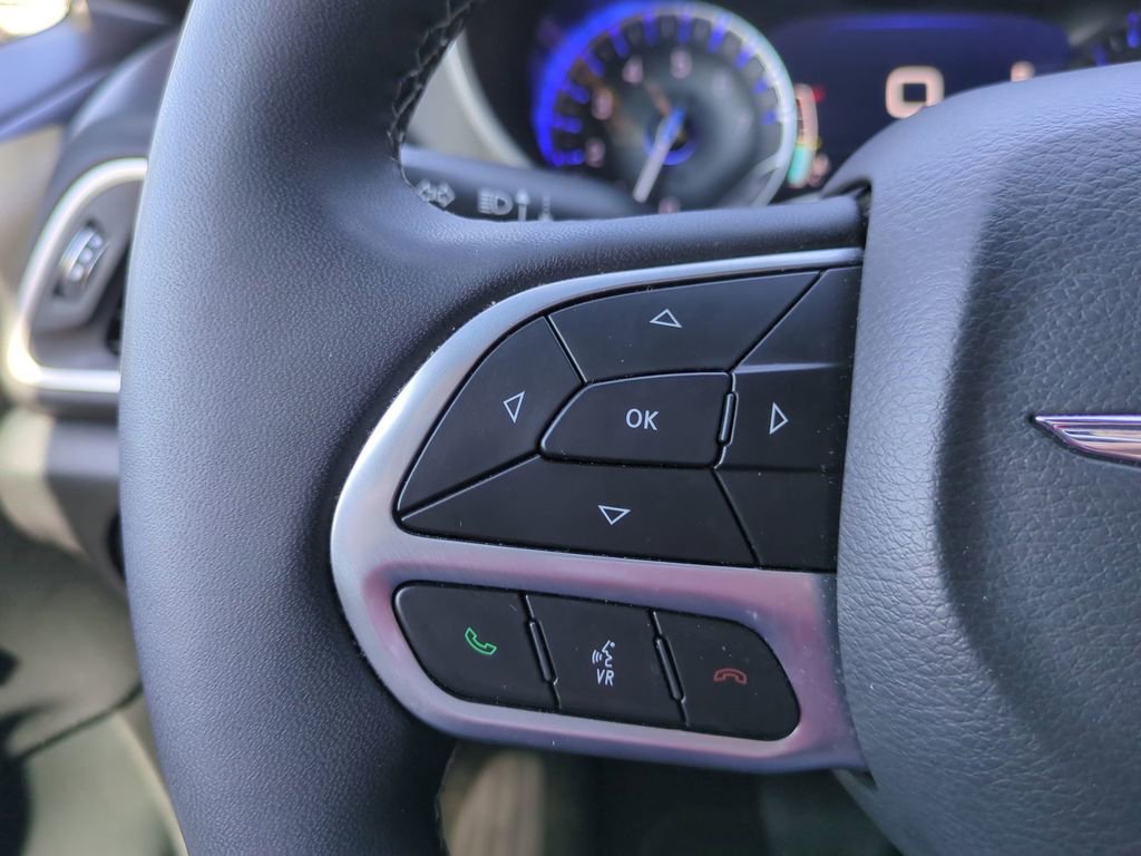 Used 2025 Chrysler Pacifica Select FWD image 28