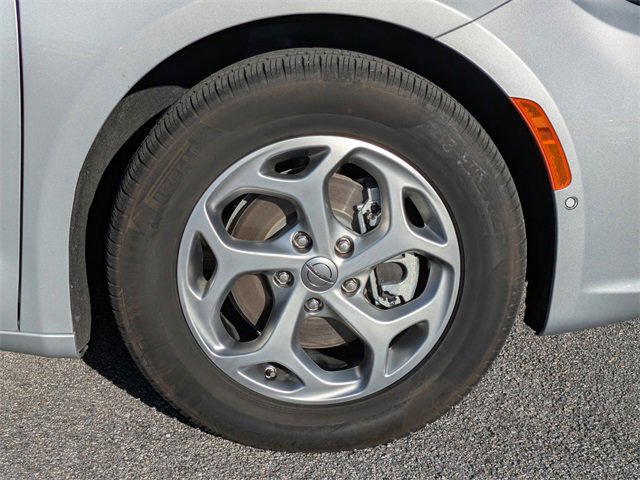 Used 2024 Chrysler Pacifica Limited image 10