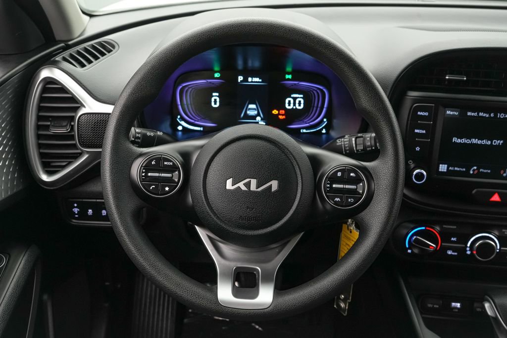Used 2025 Kia Soul LX w/ LX Technology Package FWD image 14