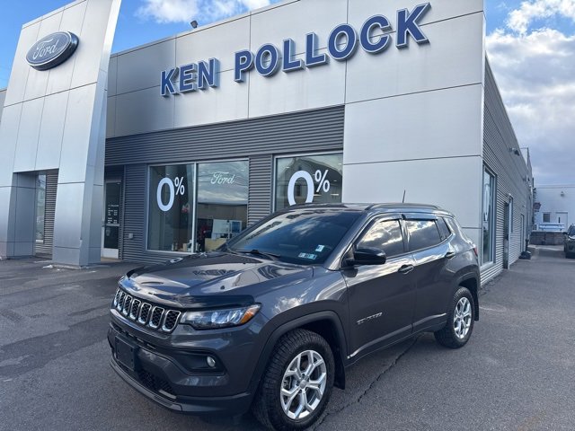 Used 2024 Jeep Compass Latitude image 2