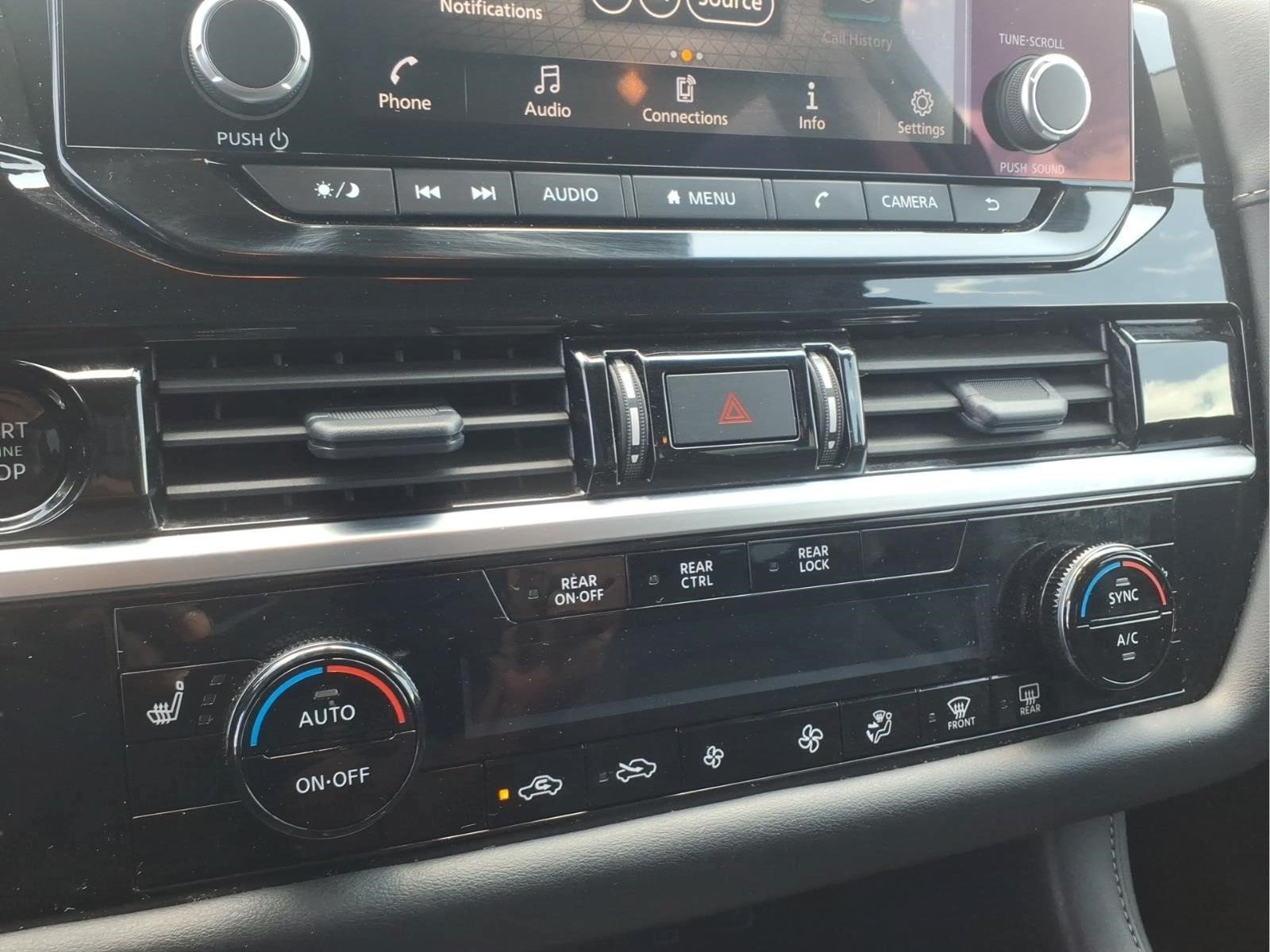 Used 2025 Nissan Pathfinder SV AWD/4WD image 17