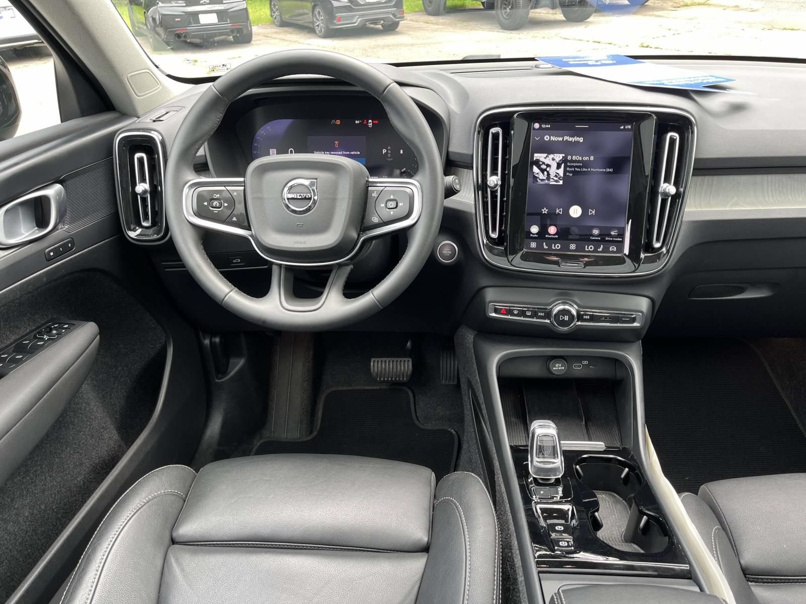 Used 2025 Volvo XC40 B5 Plus AWD/4WD image 12