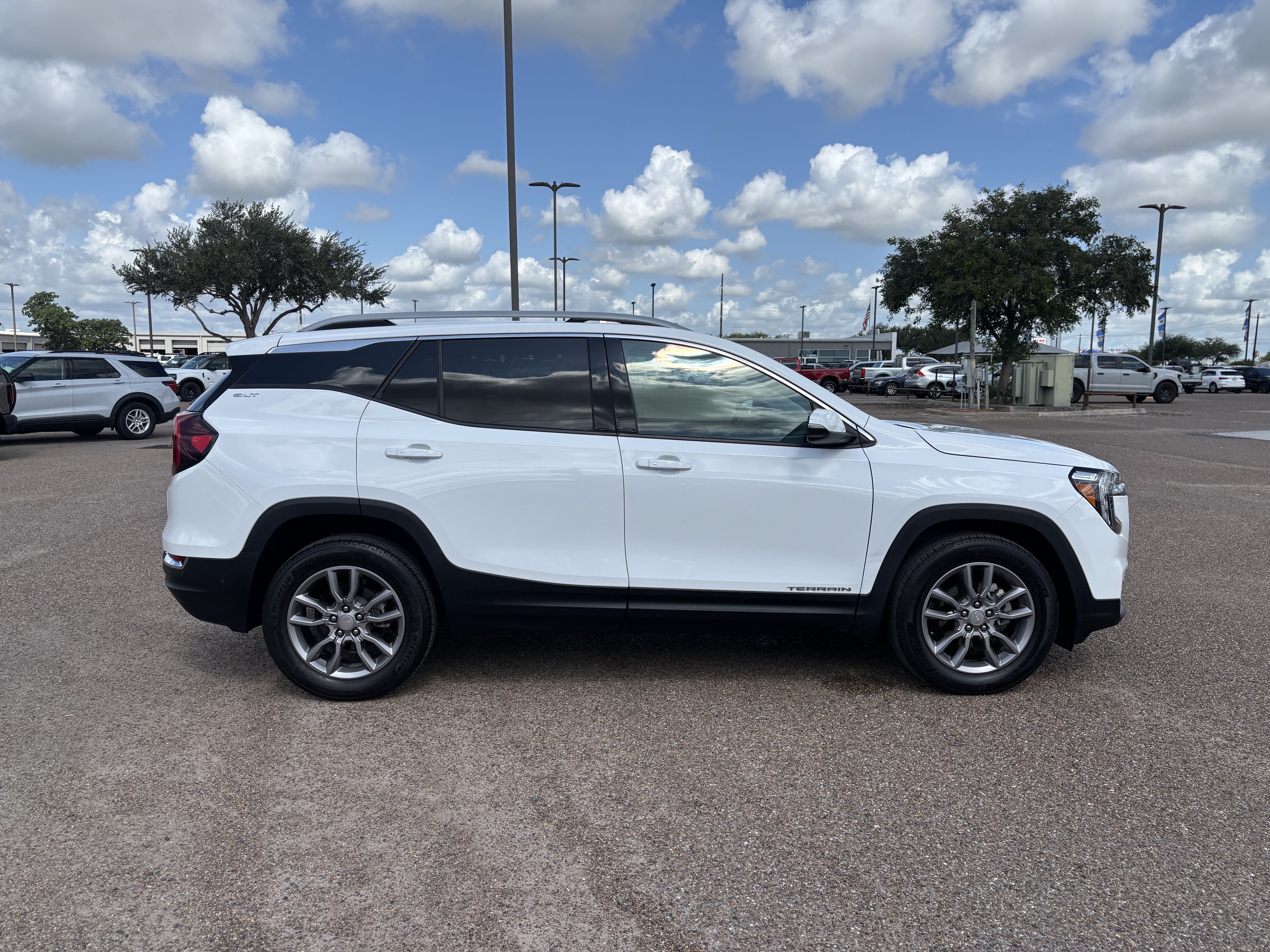 Used 2024 GMC Terrain SLT AWD/4WD image 4