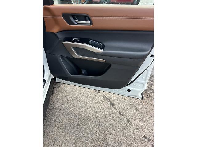 Used 2024 Nissan Pathfinder Platinum FWD image 5