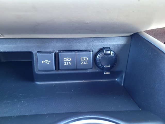 Used 2021 Toyota Highlander XLE AWD/4WD image 20
