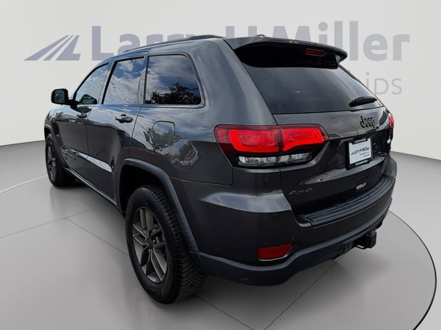 Used 2017 Jeep Grand Cherokee Laredo AWD/4WD image 3