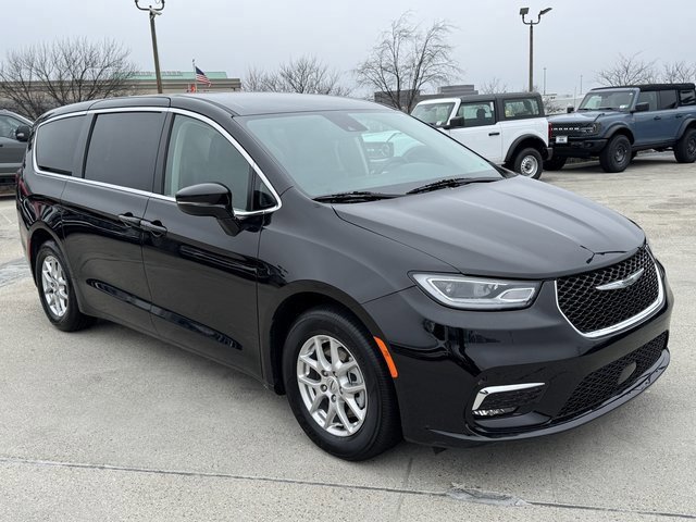 Used 2024 Chrysler Pacifica Touring-L image 8
