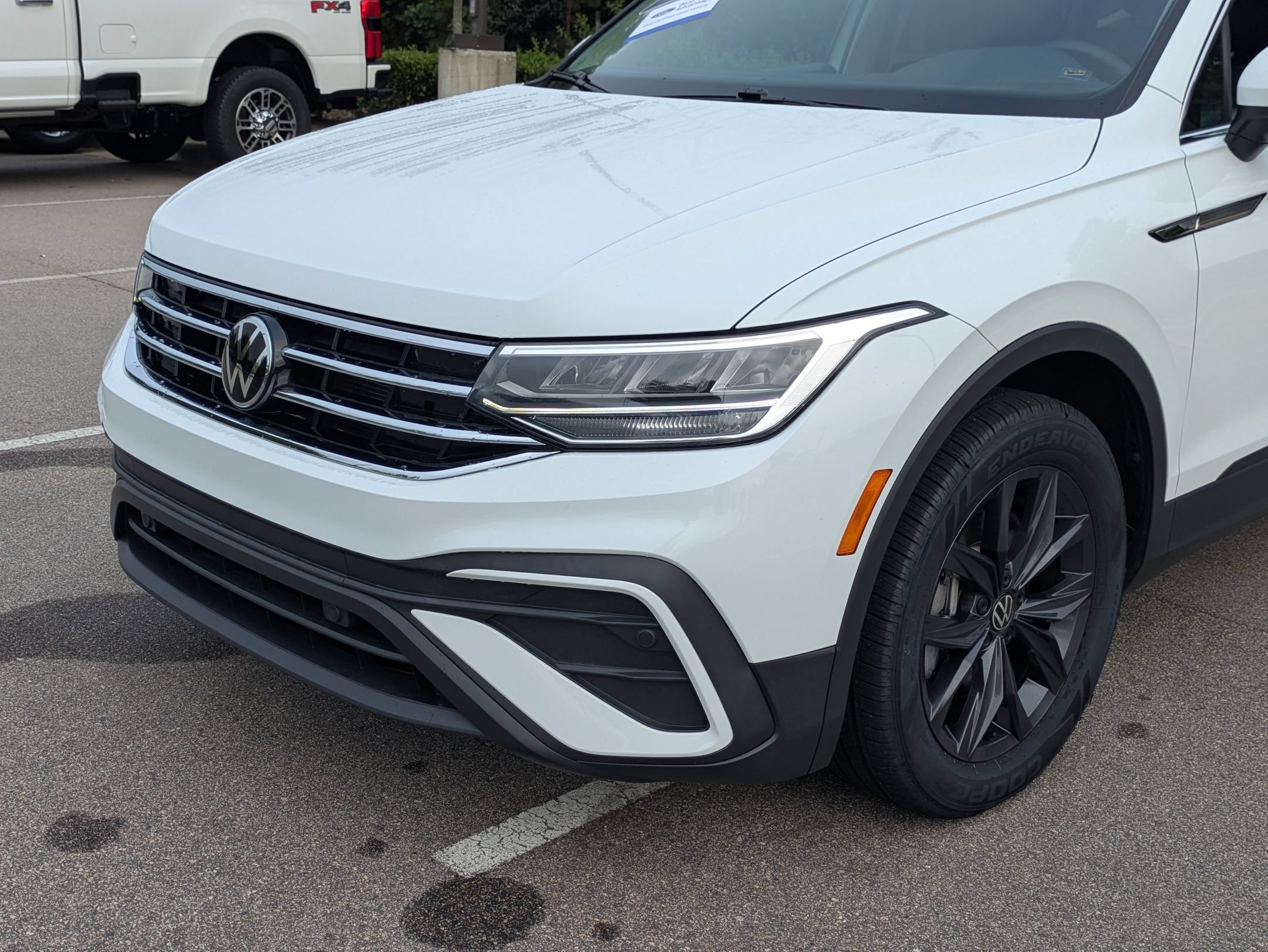Used 2024 Volkswagen Tiguan SE w/ Panoramic Sunroof Package AWD/4WD image 10