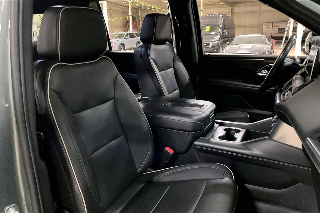 Used 2023 Chevrolet Suburban Premier image 9