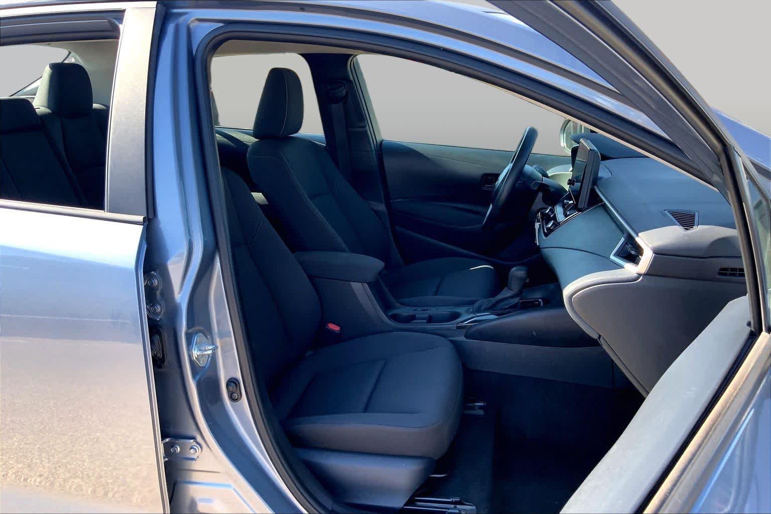 Used 2025 Toyota Corolla LE FWD image 9