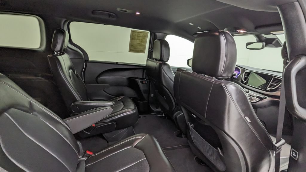 Used 2026 Chrysler Pacifica Select FWD image 37