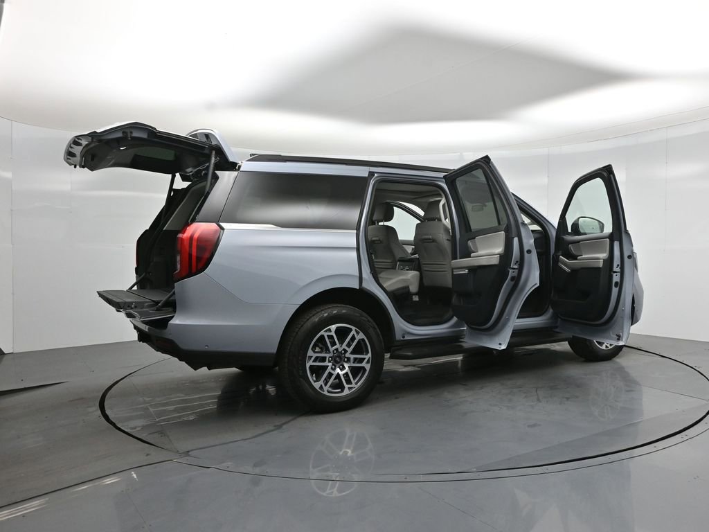 Certified 2025 Ford Expedition Active AWD/4WD image 6
