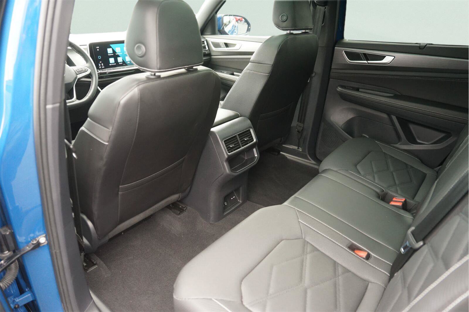 Used 2025 Volkswagen Atlas Cross Sport SE FWD image 12