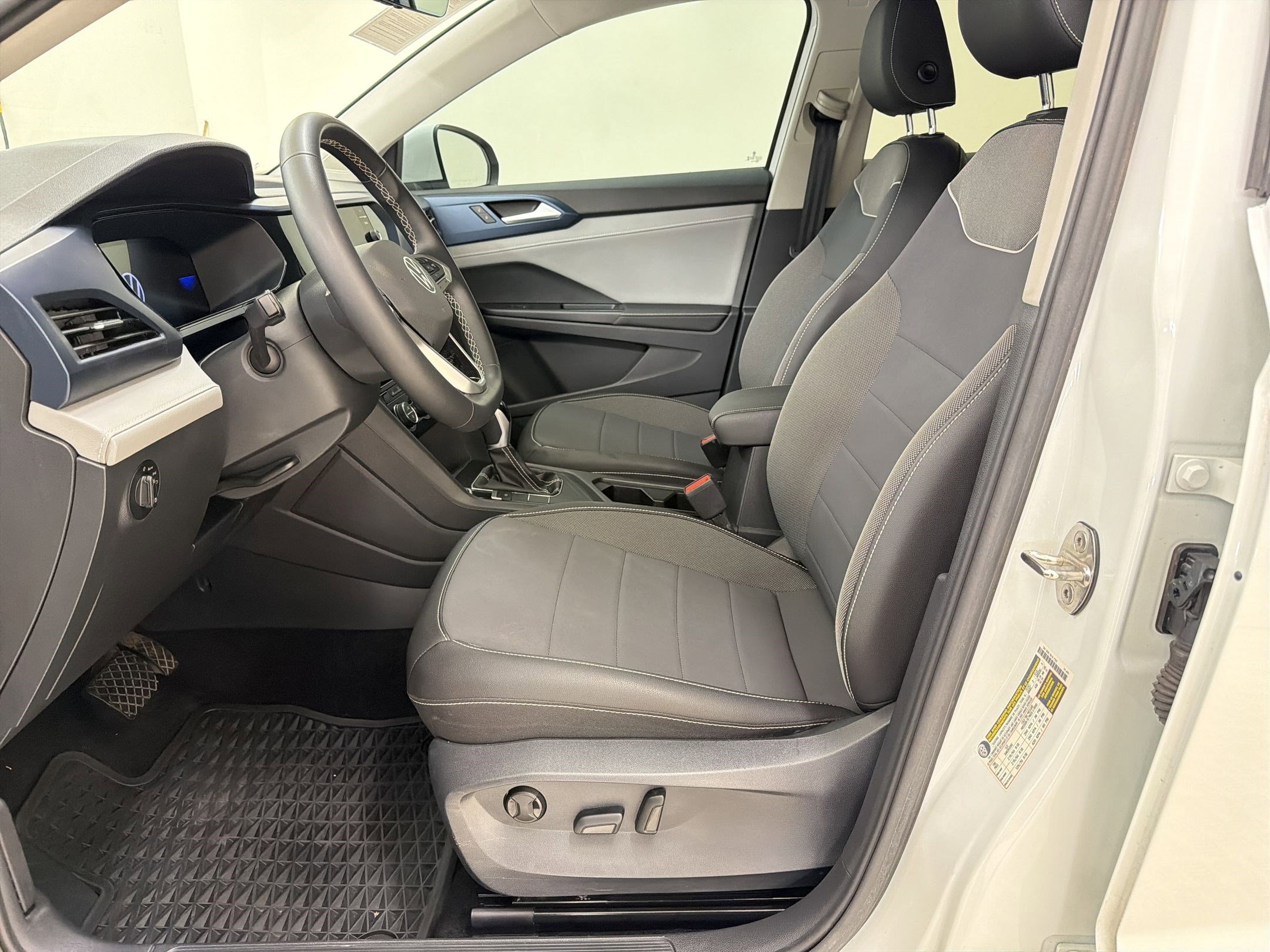 Used 2024 Volkswagen Taos SE w/ Black Wheel Package FWD image 5