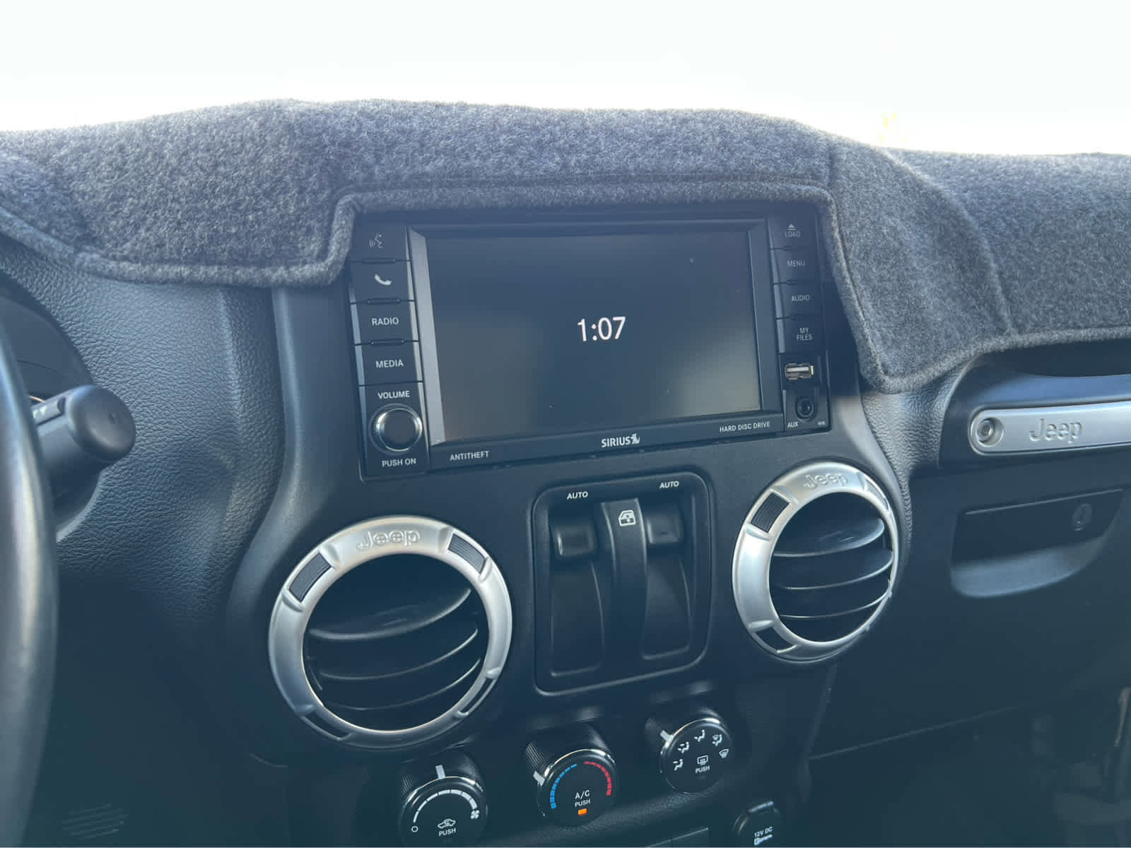 Used 2018 Jeep Wrangler Sahara w/ Connectivity Group AWD/4WD image 32