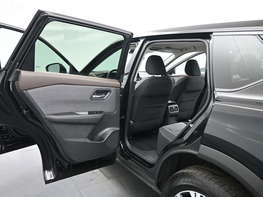 Used 2021 Nissan Rogue SV image 45