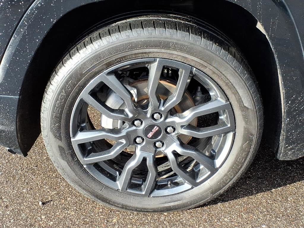 Used 2023 GMC Terrain Denali w/ Black Diamond Edition image 9