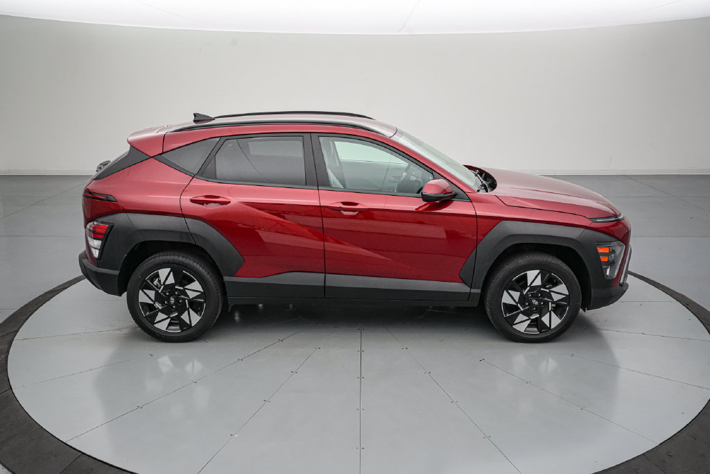Used 2025 Hyundai Kona SEL AWD/4WD image 3