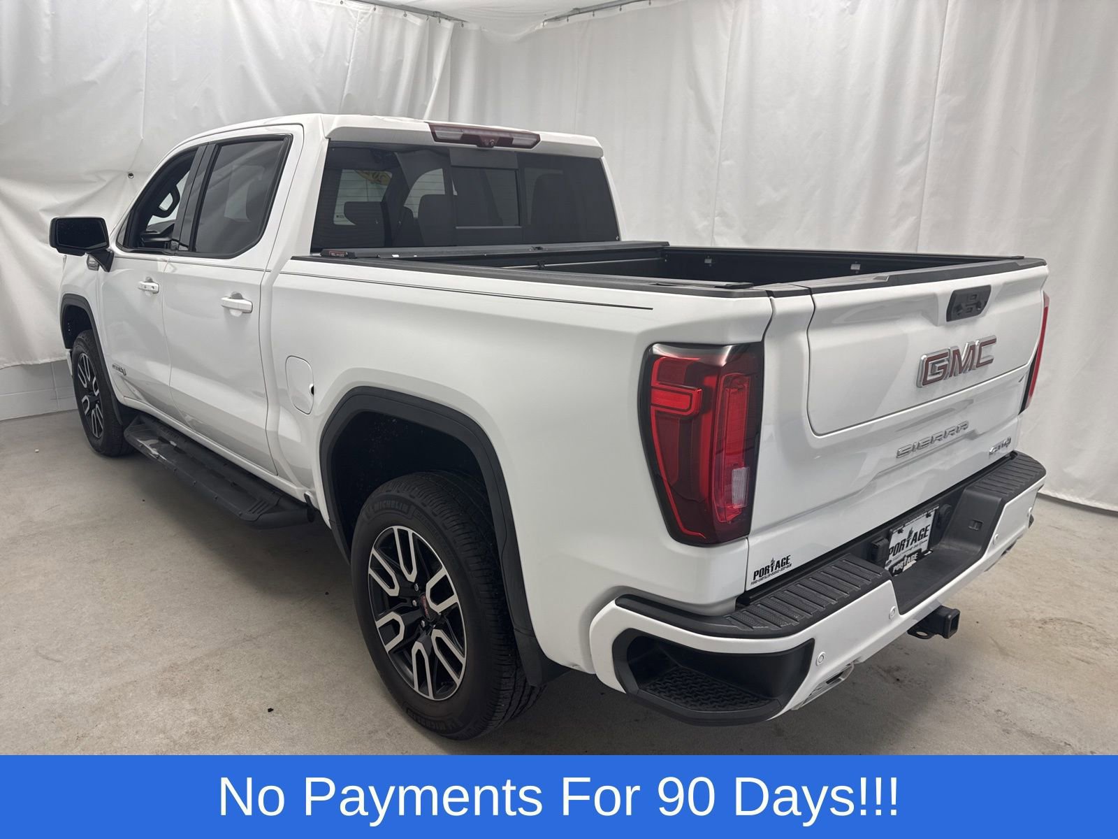 Used 2022 GMC Sierra 1500 AT4 w/ Technology Package AWD/4WD image 4