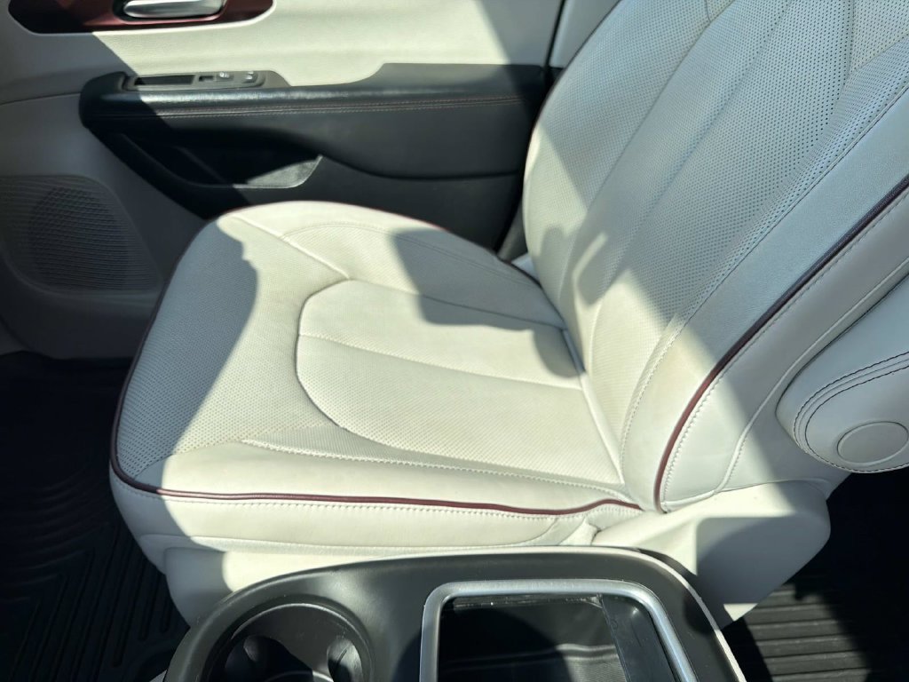 Used 2020 Chrysler Pacifica Limited w/ Advanced Safetytec Group FWD image 19