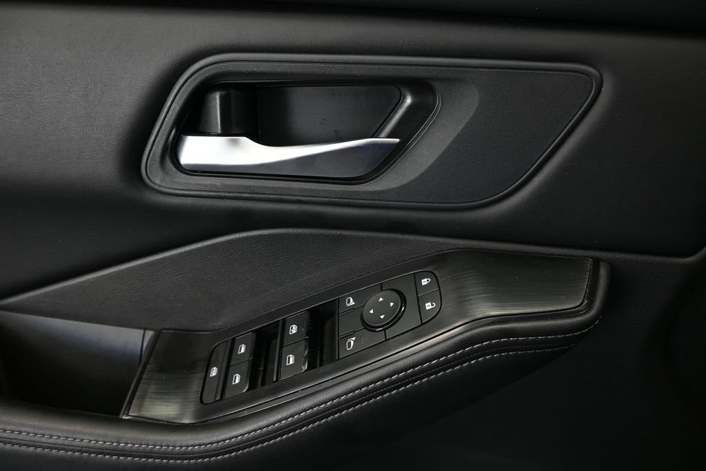 Used 2025 Nissan Rogue SV FWD image 27