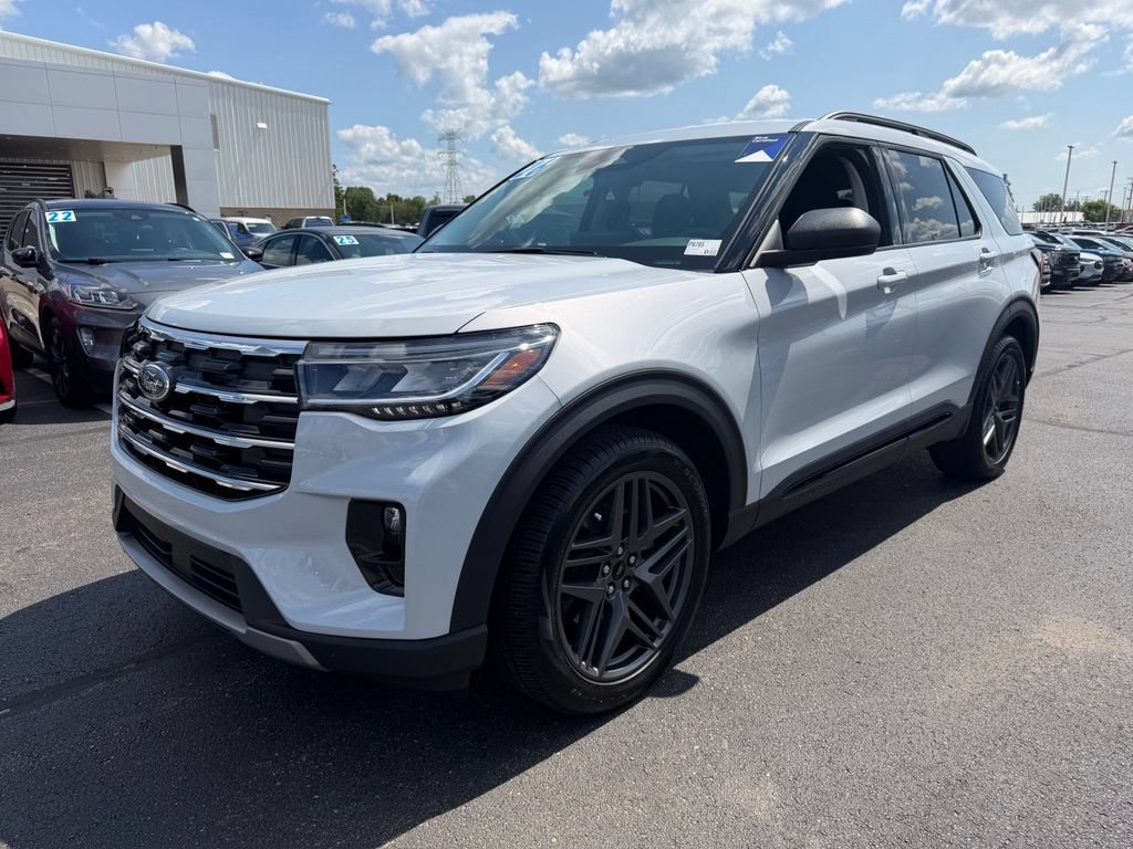 Certified 2026 Ford Explorer Active w/ Active Comfort Package RWD image 4