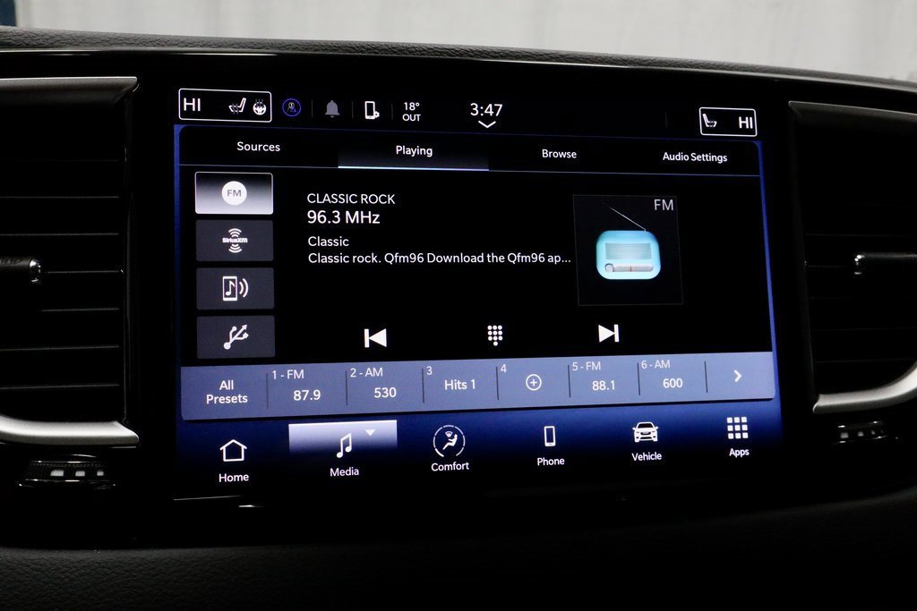 Used 2023 Chrysler Pacifica Touring-L image 10