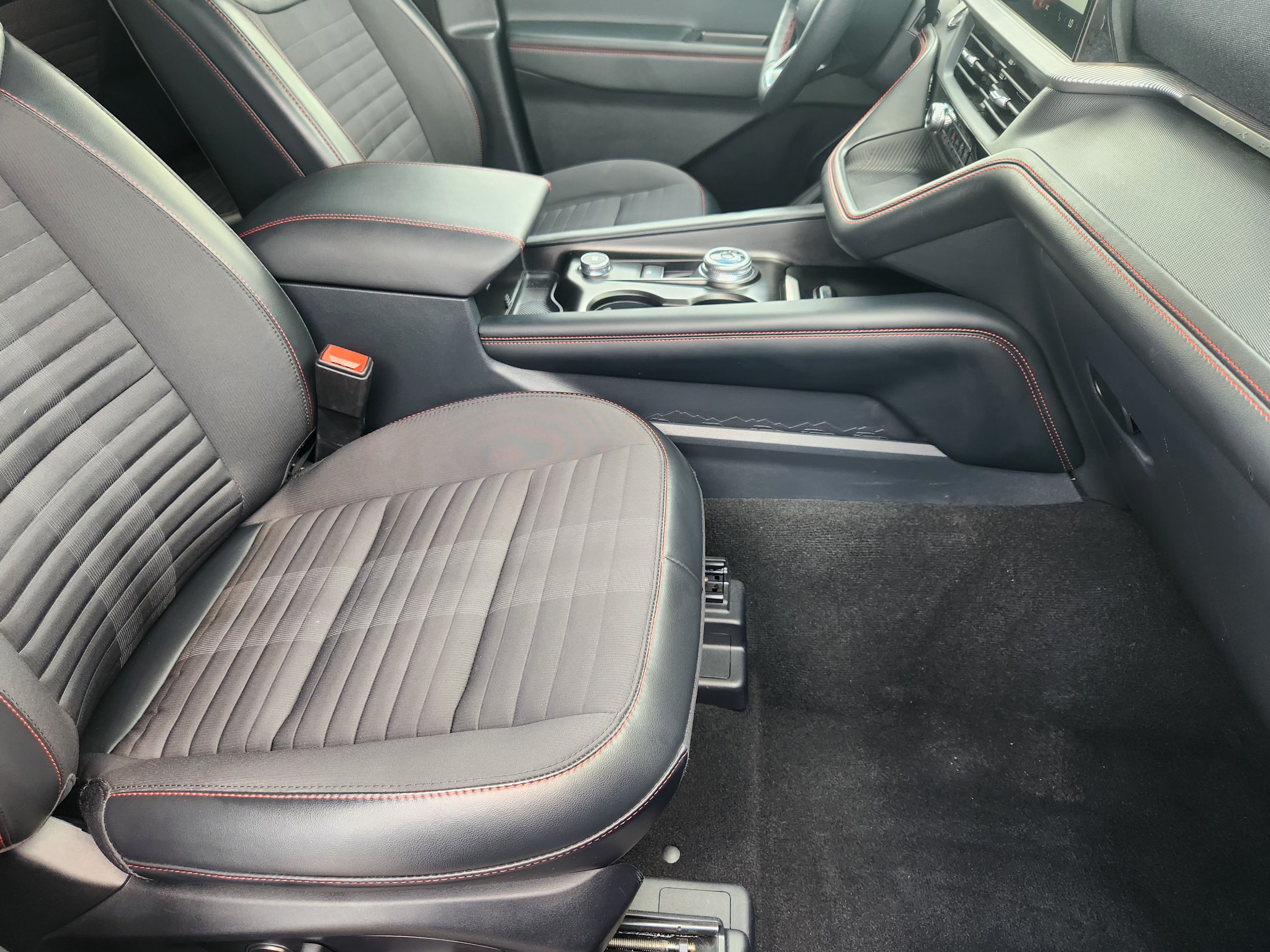 Certified 2025 Ford Explorer ST-Line AWD/4WD image 15
