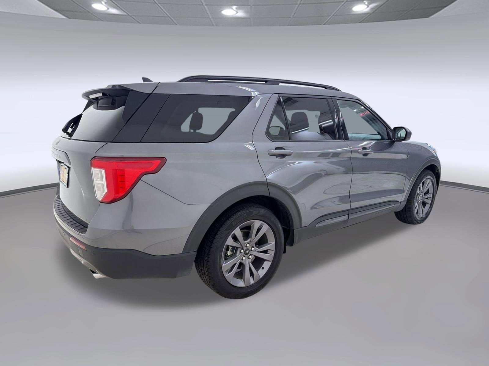 Certified 2021 Ford Explorer XLT w/ Equipment Group 202A RWD image 9